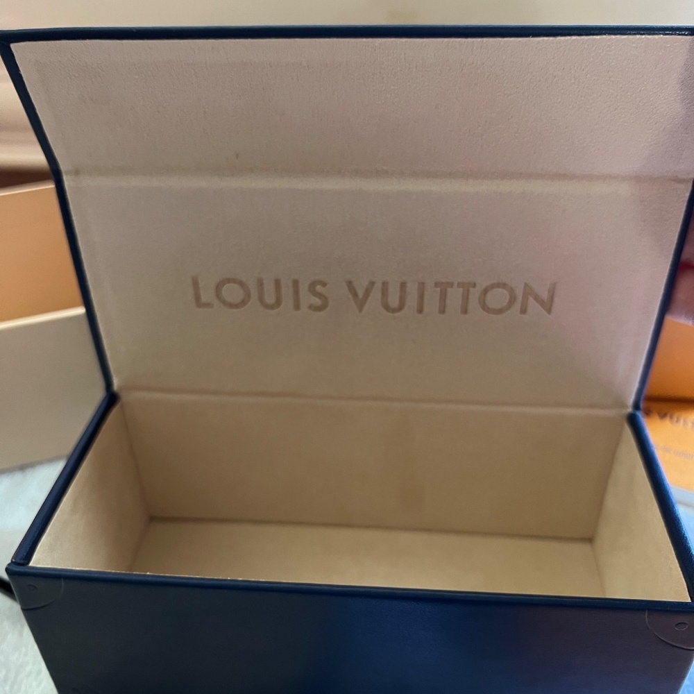 Louis Vuitton Cat Eye Sunglasses Black - Authentic - Picture 15 of 16